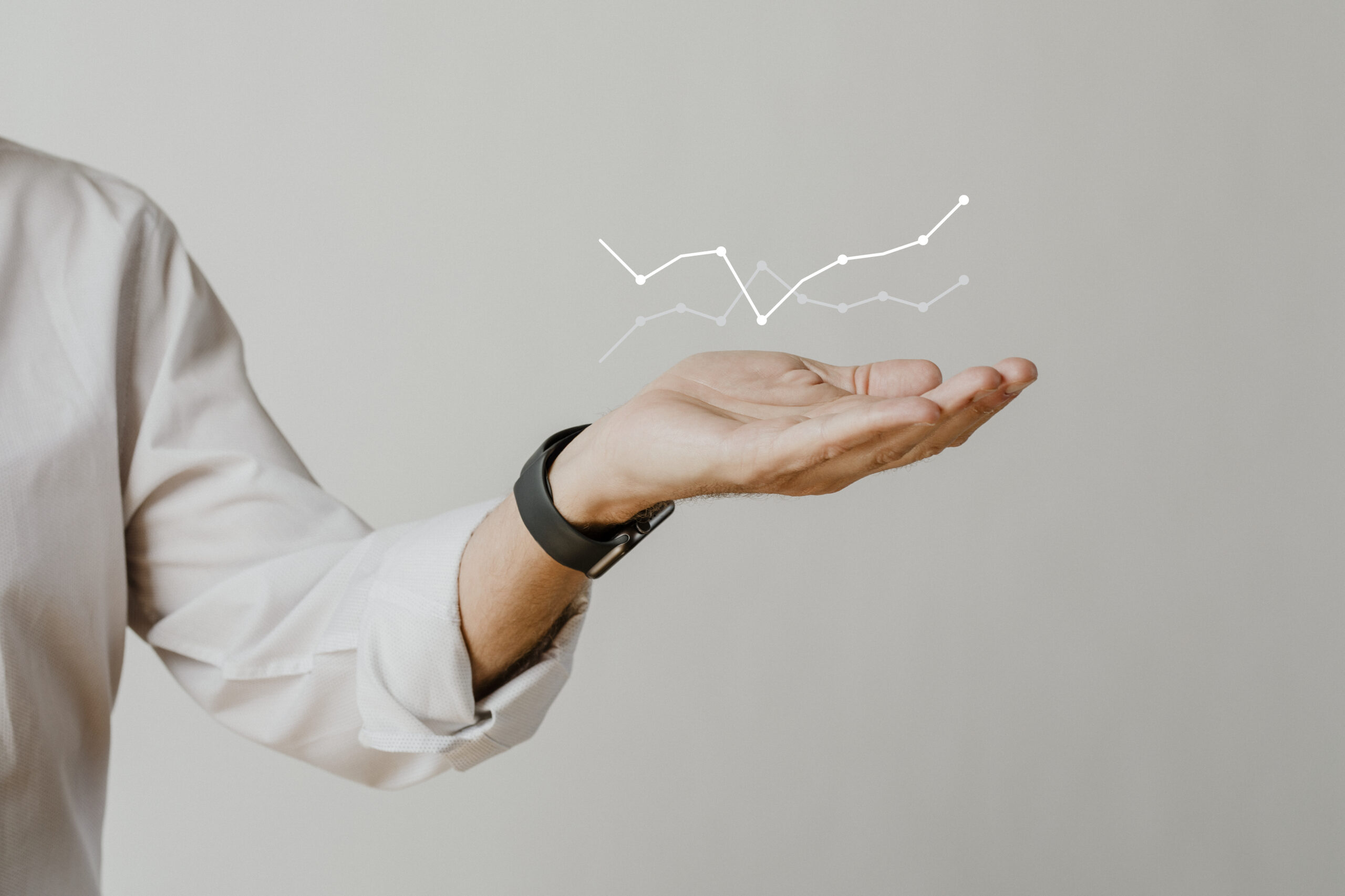 Gráfico digital sobre la mano de un hombre de negocios